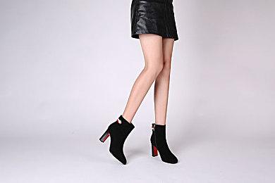 「踏上征途，打破循环。」 《光与影：33 号远征队》现已正式发售